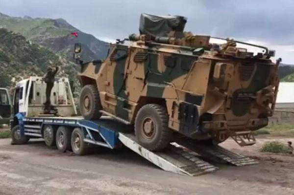 Падение турецкого бронеавтомобиля с эвакуатора сняли на видео